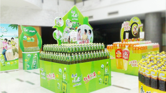 Cómo colocar el expositor de papel para bebidas en el supermercado