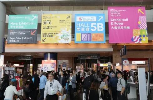 Visita a un cliente en la Feria Internacional del Juguete de Hong Kong